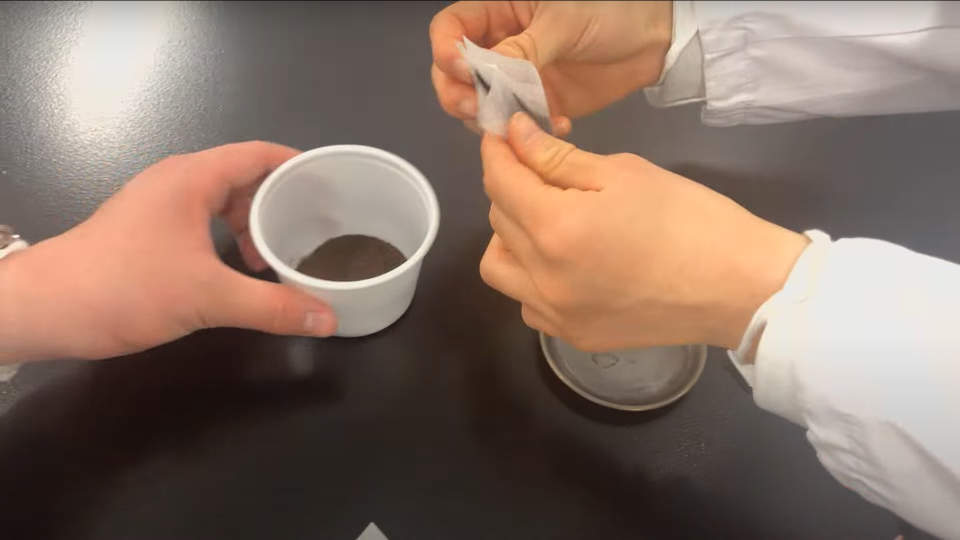 ティーパック準備中